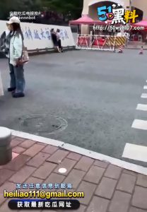 电子科技大学中山学院小伙与老奶奶在门口激情亲吻！是真下得去嘴