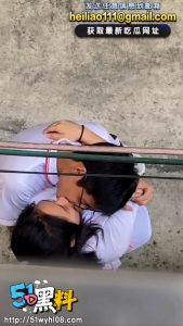 高中青春懵懂的年纪激情藏不住！高中情侣巷中深吻热拥