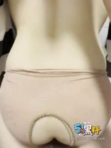 美少女被弟弟按倒在厕所 花式调教让人血脉喷张！