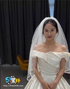 抖音600W粉丝牟牟刘早期视频！为了涨粉自拍漏点舔指撩舌视频