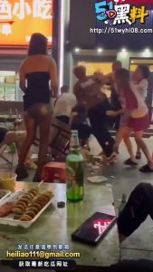 路边摊吵起来 道理不重要！女人在身边就必须赢