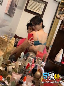 奶香胸大的眼睛妹身材诱人！为男友口交视频让人欲罢不能