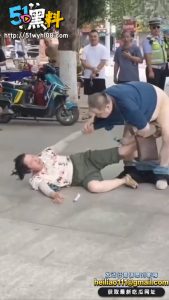 大爷当街强奸老阿姨的视频疯传！吃瓜群众现场看呆