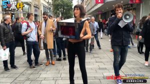 瑞典女艺术身体的界限挑战！实测暗箱摸奶摸逼的视频