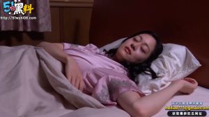 母子乱伦~继母性感身躯深夜被儿子猛冲！