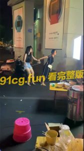 妈妈叫叛逆女儿回家 连呼好几掌