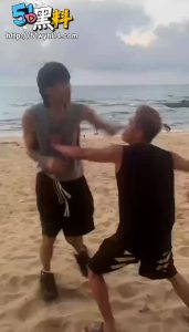 沙滩干架现场曝光！男生拳拳到肉 全场喊破喉咙