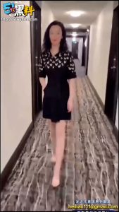 丈母娘约女婿酒店开房！不过瘾直接到楼梯间亲密