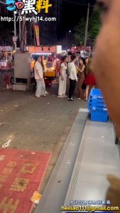 精神小妹撕逼现场 三女人打一女 吃瓜群众非常爱看！