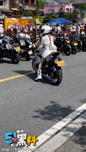 回头率100%的女骑士！车没骑远就成了路人围观对象
