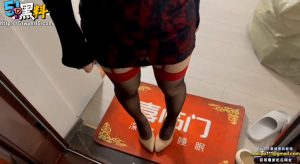 调教姐姐第13集~姐夫在房间睡觉！我在客厅用力的操姐姐