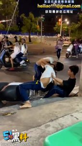 初中小伙街头大战 学生打架下手还是蛮狠的