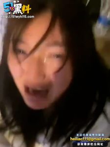 女子偷情的时候怎么爽怎么来，被发现打哭了才知道求饶