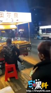 成都男子路边摊边吵架边腿裤子 难道吵架赢不了用吊吵