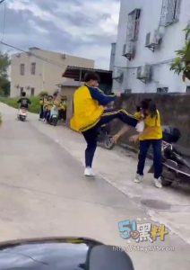 撩妹失败被全班嘲笑 下一秒与女同学大大出手