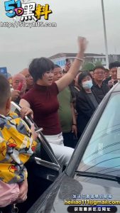 车震社死现场 当街被原配围堵引发群众拍摄 激动警车