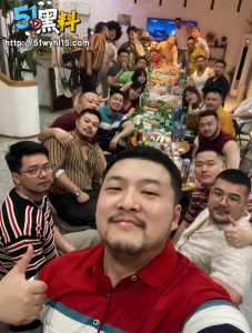 成都集美络腮胡子白袜不去日逼 却被人捅坏皮眼子