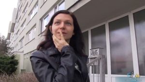 捷克街头搭讪 皮衣酷女为金钱低头果断丢下男友