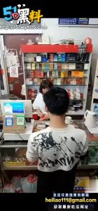 便利店老板娘漏逼勾引客户 现场钓鱼看那个小伙上钩