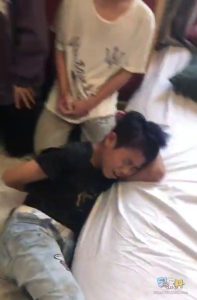 精神小伙霸凌同学 将人打失禁