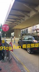 在街上闹掰闹到变成脱衣秀?!