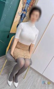 30如狼40如虎的妈妈性欲满足不了 背着爸爸午休进去儿子房间