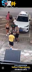 黑人先挑衅与国人互殴 身边女生叫嚣 不要欺负外国人