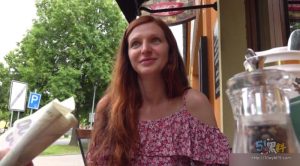 捷克街头钞能力搭讪系列 钞票勾引碎花裙美女至铁路旁