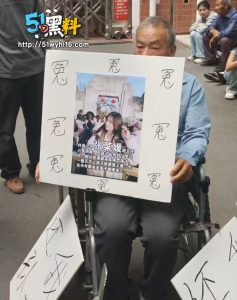 许昌中学校方包庇老师霸凌女学生 导致跳楼身亡引发同学们怒砸办公室