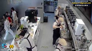 精神小伙裸体持刀抢劫奶茶店 就为一杯茶奶惊吓店内女顾客