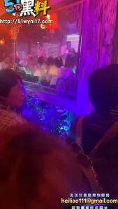 大爷大妈游玩云南丽江酒吧 花钱与陪酒女舌吻