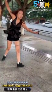 精神小妹干架比男生还狠 不扯衣服改为用刀干架