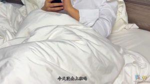 母子乱伦 老爸一走美艳小妈主动勾引继子