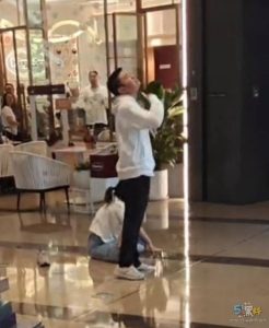 成都太古里成都持刀伤人事件 捅伤女友后割颈自尽现场视频疯传