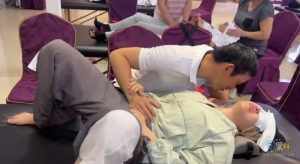 女性迷信“子宮激活法”线下活动现场视频流出 引起网络热议