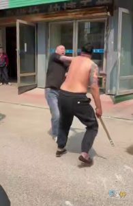 欠债引冲突 光膀子男暴揍追债黑衣男街头血流成河