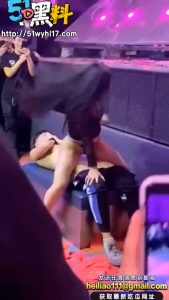 KTV小姐大赛 半露裸体低胸装公主们为业绩太拼了