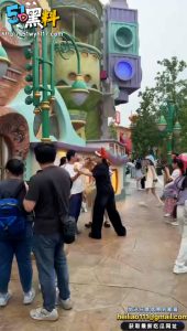 上海迪斯尼情侣殴打一家3口视频～袒胸露乳视频疯传网络