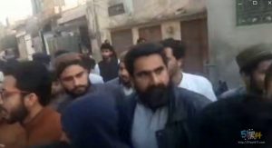 强奸犯印度阿三街头被扒光暴打  头破血流惨不忍睹