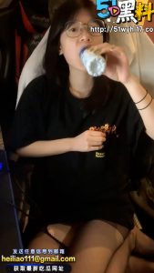 清纯眼镜学生妹与男友性爱视频流出 淫姿骚态十分狂野