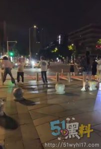 山东两精神小伙围殴事件 精神小伙将男子打昏厥后逃逸视频遭全网疯传