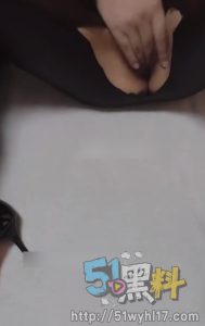 母子乱伦~性感皮裤妈妈做饭的同时还要兼顾被亲儿玩弄