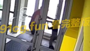 妇人抓小孩的头 无情暴打画面流出 网:小孩长大妳就知道了