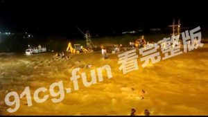 杜尔加神像浸水期间发生山洪 #印度