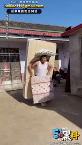 趣味视频 网友复刻巴黎走秀火了 气场衣品眼神全到位