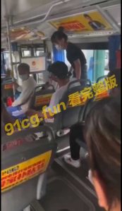 公交车上打飞机被抓到