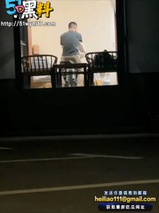 现场大批吃瓜群众 因新婚夫妻度蜜月酒店窗帘未拉私密曝光