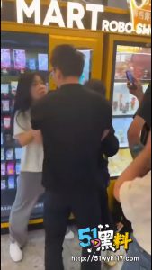 传最近爆火 因泡泡马特排队购买冲突导致一女子坠楼身亡