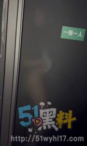 情侣酒吧厕所激情性爱被围观 群众分分钟曝光引热议