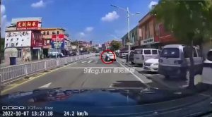 道路车神 小摩托上路不到十秒发生连续性擦撞